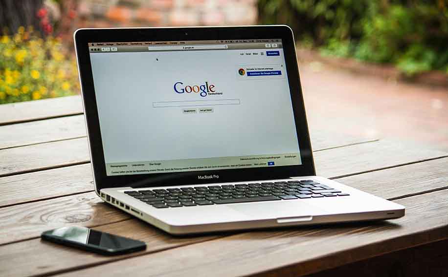 Analyse SEO sur ordinateur pour un site bien référencé.